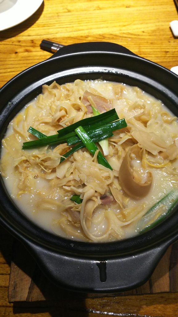竹の中と豚肉の白湯スープ